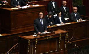 Le président François Hollande devant le Parlement à Versailles près de Paris, le 16 novembre 2015
