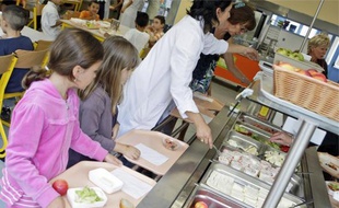 De nouveaux self-services entrent en service à Lyon. Ce système permettra de servir 200 repas supplémentaires par jour.