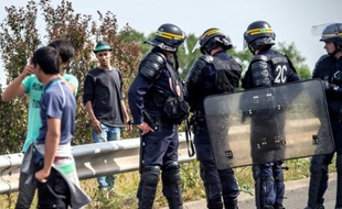 Des policiers français empêchent des migrants d'accéder au port de Calais le 5 août 2015