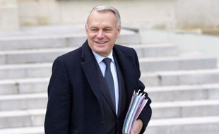Le Premier ministre Jean-Marc Ayrault s'est réjoui samedi que les journaux du Groupe Hersant Médias (GHM) rachetés par Bernard Tapie "puissent continuer à exister", après que l'homme d'affaires eut accusé vendredi le gouvernement d'avoir tenté d'empêcher la transaction.