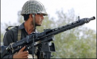 Au moins 35 soldats pakistanais ont été tués mercredi lors d'une attaque suicide contre un centre de recrutement de l'armée du nord-ouest du pays, une semaine après un raid militaire contre une école coranique voisine qui avait fait quelque 80 morts.