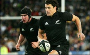 Les All Blacks ont remporté leur vingtième victoire consécutive à domicile grâce à un Daniel Carter étincelant, auteur de 25 points, d'un 100% aux pénalités et à l'origine des deux essais néo-zélandais.