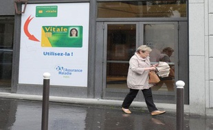FRANCE, Paris : Une personne passe devant une antenne de la Caisse primaire d'assurance maladie (CPAM) le 09 juin 2010 à Paris.