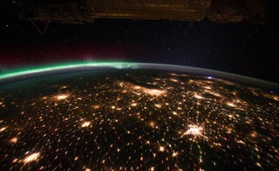 Les Etats-Unis et une aurore boréale vus de la Station spatiale internationale, le 29 septembre 2011.