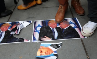 Des manifestants piétinent une photo du président américain, Donald Trump, et du Premier ministre israélien, Benyamin Netanyahou, lors d'un rassemblement à Paris, le 9 décembre 2017.