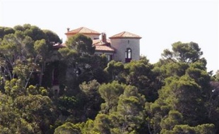 Un pilote d'ULM de 36 ans qui a survolé le domaine du Cap Nègre (sud-est) où séjournent le président français Nicolas Sarkozy et son épouse Carla, a été interpellé jeudi soir sur l'aérodrome de Fayence, a-t-on appris vendredi auprès de la gendarmerie.