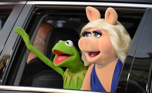 Kermit la grenouille et Peggy la cochonne.