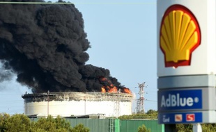 De la fumée s'élève de l'usine pétrochimique LyondellBasell à Berre-l'Etang, dans les Bouches-du-Rhône, le 14 juillet 2015