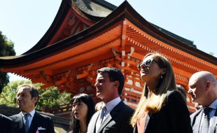 Le Premier ministre français Manuel Valls (c) et son épouse Anne Gravoin (2e à d) visitent le sanctuaire Shimogamo à Kyoto le 3 octobre 2015