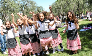 Les élèves de CP ont préparé une danse traditionnelle en costume.