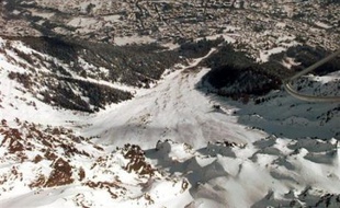 Les trois amis de l'homme qui a mortellement chuté d'une télécabine, samedi à Chamonix (Haute-Savoie), ont reconnu lors de leur garde à vue avoir "un peu chahuté", mais leurs déclarations contradictoires ne permettent pas encore de déterminer la cause exacte du drame.