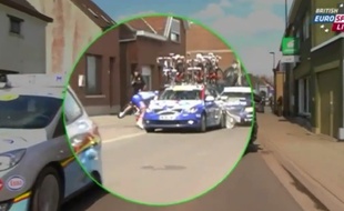 Sébastien Chavanel a été percuté par sa propre voiture lors du Tour des Flandres, le 5 avril 2015.