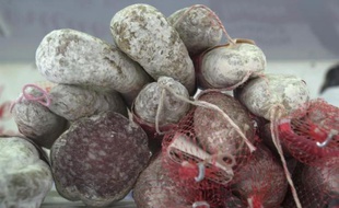 Des saucissons secs sur l'étal d'un charcutier en France