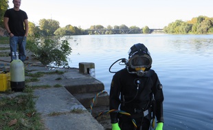 Toulouse, le 1er septembre 2014 - les plongeurs de la société CDTSM en reconnaissance dans la Garonne