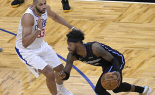 A gauche, Nicolas Batum
