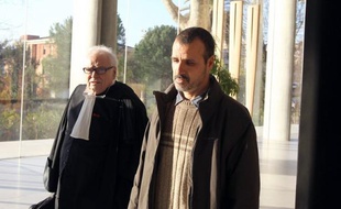 La famille d'Hakim Ajimi, choquée par les peines de prison "avec sursis" requises la veille, a décidé jeudi de boycotter le dernier jour du procès des sept policiers impliqués dans la mort par asphyxie du jeune homme lors d'une interpellation violente en 2008.
