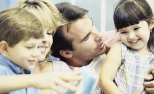 Des parents avec leurs enfants.