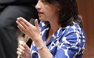 La coprésidente des députés écologistes, Barbara Pompili, a dénoncé, mardi dans l'hémicycle, "l'attitude indigne de certains députés de l'UMP" qui avaient sifflé la semaine dernière la ministre EELV du Logement Cécile Duflot, parce qu'elle portait une robe.