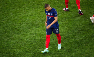 L'attaquant de l'équipe de France, Kylian Mbappe, a été la cible de nombreuses injures racistes sur les réseaux sociaux après la défaite contre la Suisse à l'Euro de football.