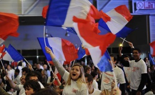 Des milliers de personnes se pressaient dimanche en début d'après-midi à l'intérieur de la salle du Parc Chanot, à Marseille, où Nicolas Sarkozy doit tenir son premier grand meeting de campagne, ont constaté les journalistes de l'AFP.