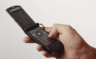 Envoi d'un SMS. Illustration.