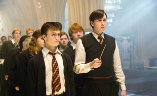 Daniel Radcliffe, Bonnie Wright, Rupert Grint and Matthew Lewis in a scene of the film: "Harry Potter and the Order of the Phoenix" (aka "Harry Potter et L'Ordre du Phenix") directed by David Yates. GB - 2006.