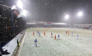 Un match de football sous la neige (photo d'illustration).