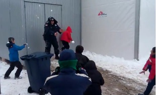 Capture d'écran d'une vidéo publiée sur son compte Facebook par un coordinateur du HCR en Serbie, montrant des policiers faire une bataille de boules de neige avec des enfants réfugiés.