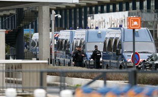 Des policiers sécurisent l'aéroport d'Orly, le 18 mars 2017.