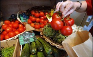 Les prix des fruits et légumes augmentent en France depuis quelques années, mais moins fort que les consommateurs ne le pensent, alors que les achats baissent inexorablement dans le secteur, au profit des services, selon des études publiées lundi.
