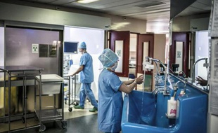 Une équipe chirurgicale dans un hôpital