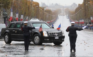 La limousine blindée du président américain, lors de son arrivée ce dimanche aux abords de l'Arc du Triomphe pour les cérémonies du 11-Novembre.
