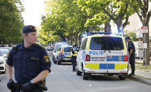 Des policiers suédois sur la voie publique (illustration).