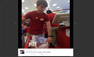 Alex Labeouf en plein travail à la caisse de son supermarché Target.