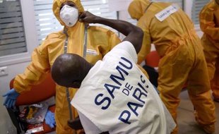 Du personnel médical au siège du Samu s'équipent avec une tenue de protection contre le virus Ebola, le 24 octobre 2014 à Paris