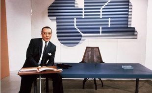 Yves Mourousi sur le plateau de TF1 avant un debat télévisé avec Francois Mitterrand, en avril 1985.