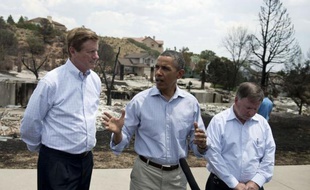 Le président américain Barack Obama s'est rendu vendredi à Colorado Springs (ouest des Etats-Unis), pour encourager les pompiers et constater les dégâts provoqués par le gigantesque incendie qui a fait un mort, détruit près de 350 maisons et entraîné 36.000 évacuations.