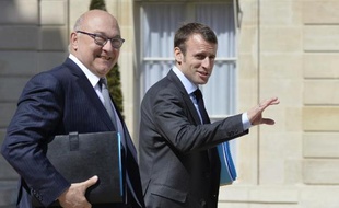 Les ministres des Finances Michel Sapin (g) et de l'Economie Emmanuel Macron sortent du Palais de l'Elysée, le 22 avril 2015 à Paris