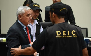 L'ex-président Otto Perez emmené par des policiers après son audition par la justice le 3 septembre 2015 à Guatemala city