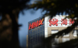 Le logo du groupe chinois HNA visible sur un bâtiment de Pékin, le 18 février 2016