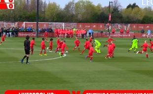 VIDEO. Deux joueurs de Liverpool affrontent 30 enfants - Le Rewind