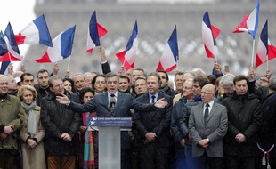Le candidat LR à la présidentielle François Fillon parmi ses soutiens à un rassemblement place du Trocadéro à Paris le 5 mars 2017