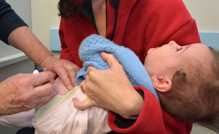 Confinement ou pas, faire vacciner son enfant est indispensable, nécessaire primordial...