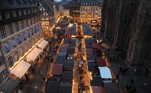 Le marché de Noël, place de la cathédrale, à Strasbourg.