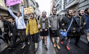 Des hommes manifestent en jupe contre les violences sexistes, en Turquie.