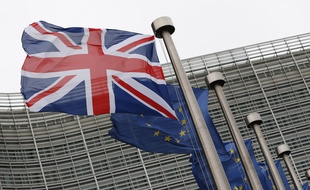 Le drapeau britannique devant le siège de la Commission européenne à Bruxelles.