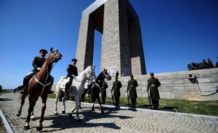 Des soldats turcs dans la province de Canakkale se préparent, le 18 mars 2015, avant la cérémonie du centenaire de la bataille de Gallipoli