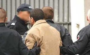 Des sans-papiers grévistes de la faim évacués à Lille le 21 août 2007