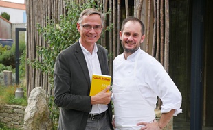 Côme de Chérisey, présiden de Gault&Millau, et Alexandre Couillon, cuisinier de l'année.