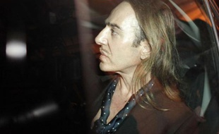 John Galliano quittant le Tribunal à Paris, pour les audiences du 22 juin 2011, dans son procès pour injures raciales